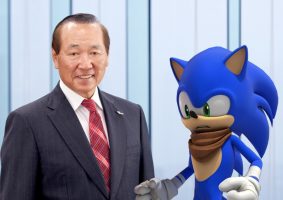Imagem: fotomontagem com Hajime Satomi, CEO e presidente da Sega Sammy Holdings Inc. e Sonic the Hedgehog.