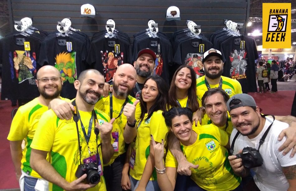 Terceiro da esquerda para a direita, Marcio Soares faz questão de mostrar todo o time do estande Banana Geek no AF 2018.