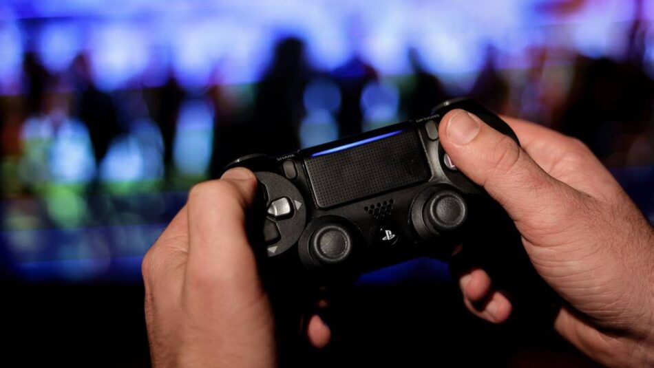 Um jogador usa controle de PS4