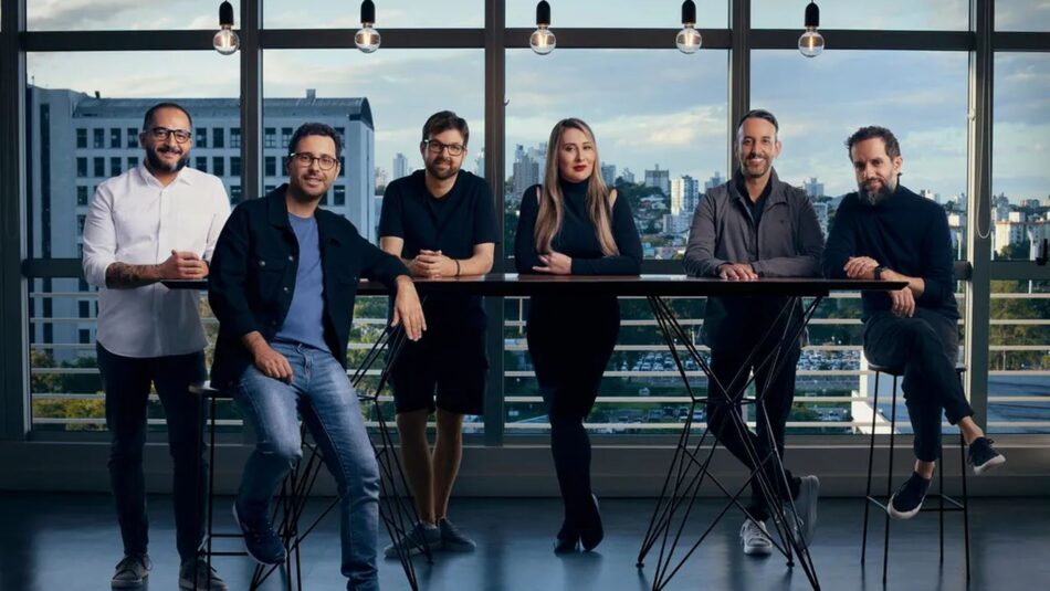 Os diretores da Aquiris Game Studio, da esquerda para a direita: Sandro Manfredini, Mauricio Longoni, Amilton Diesel, Kely Costa, Raphael Baldi e Israel Mendes
