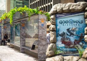 Campanha de marketing de God of War Ragnarök transforma pontos de ônibus