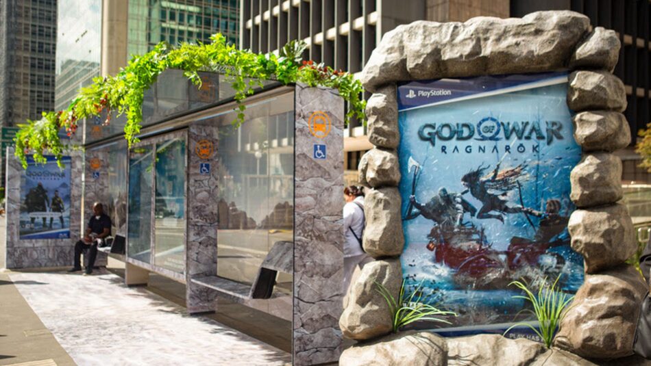 Campanha de marketing de God of War Ragnarök transforma pontos de ônibus
