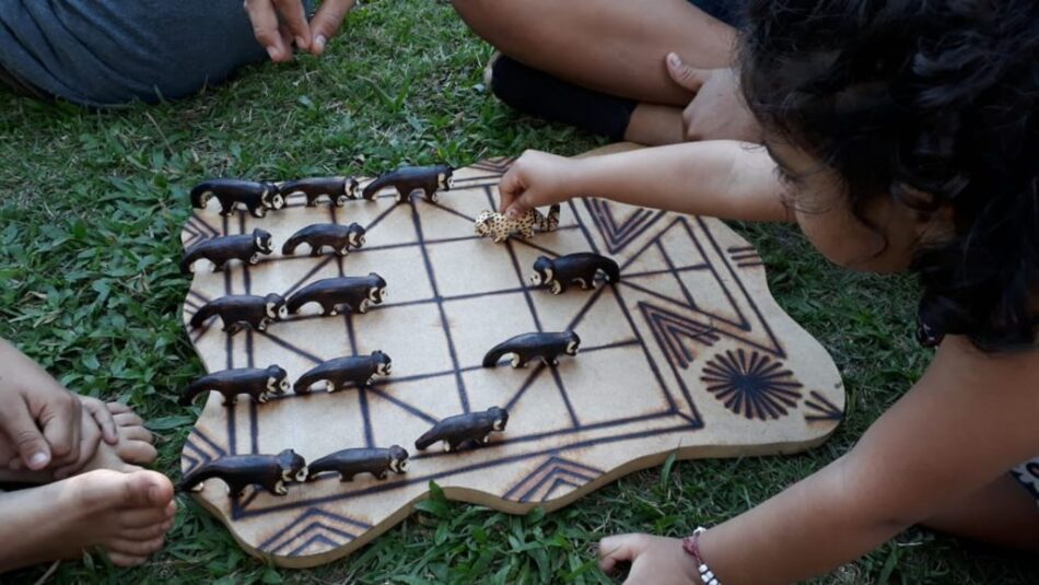 Jogo de tabuleiro criado por indígenas empolga estudantes - MEC