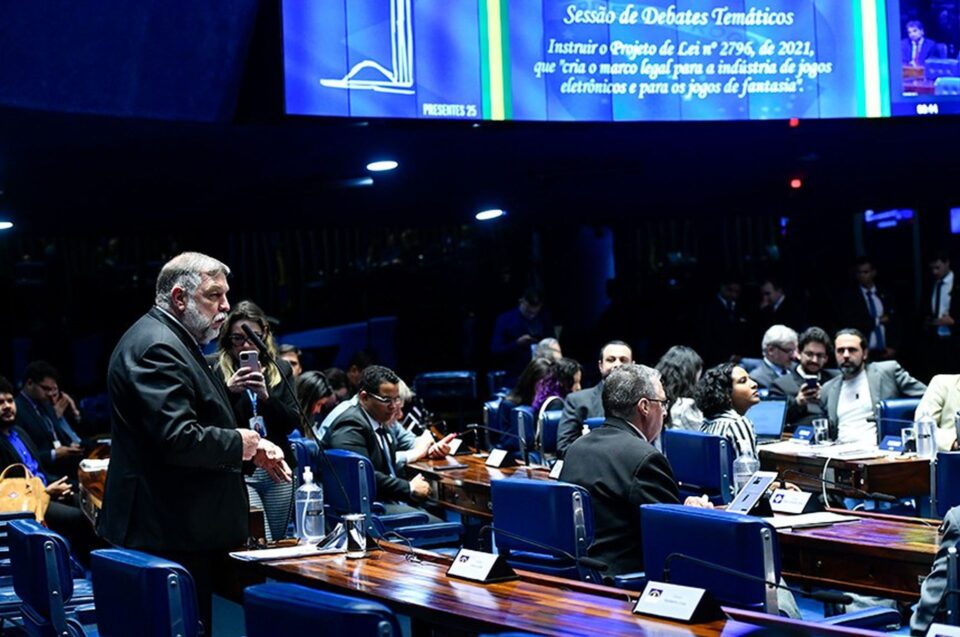 Flávio Arns defendeu a análise do projeto pelas demais comissões do Senado, não só pela CAEGeraldo Magela/Agência Senado›