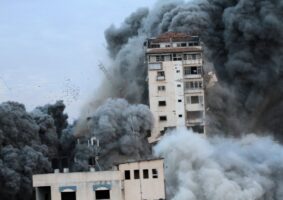 Faixa de Gaza sendo destruída em bombardeio. Foto: Wikimedia Commons