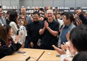 Tim Cook, CEO da Apple, assiste showmatch de Honor of Kings na China