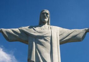 Estátua do Cristo Redentor, localizada no Rio de Janeiro - Wikimedia Commons