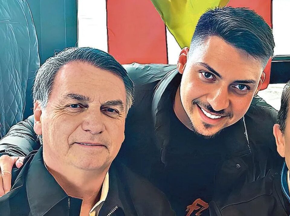 O ex-presidente Jair Bolsonaro ao lado do filho Jair Renan: plano de se candidatar a vereador em SC — Foto: Reprodução/Instagram