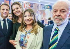 Leila Barros com Janja e Lula na visita de Macron ao Brasil. Foto: Ricardo Stuckert/Reprodução/Instagram