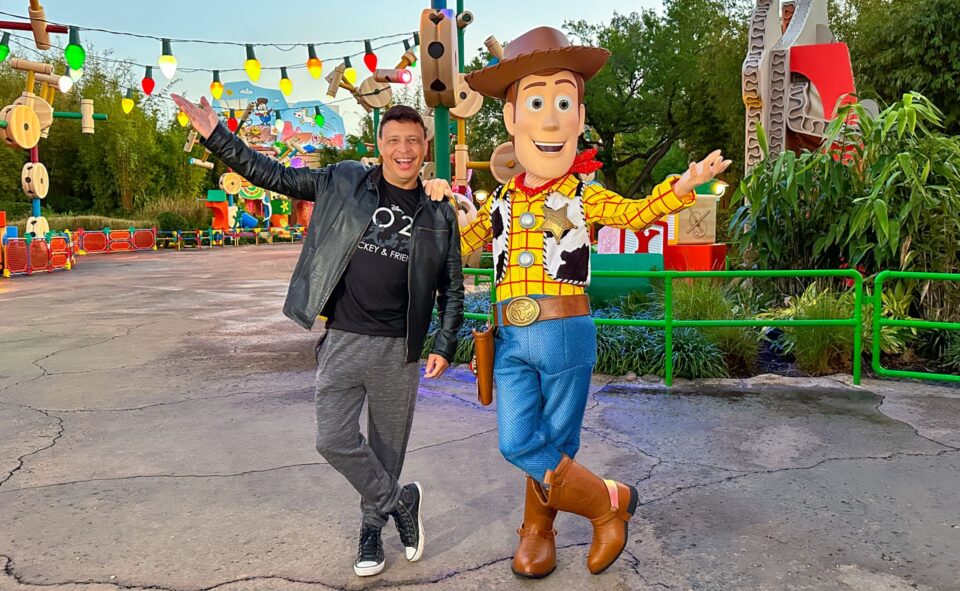 Marco Ribeiro – a voz brasileira de Woody, de Toy Story – visita o Walt Disney World Resort 