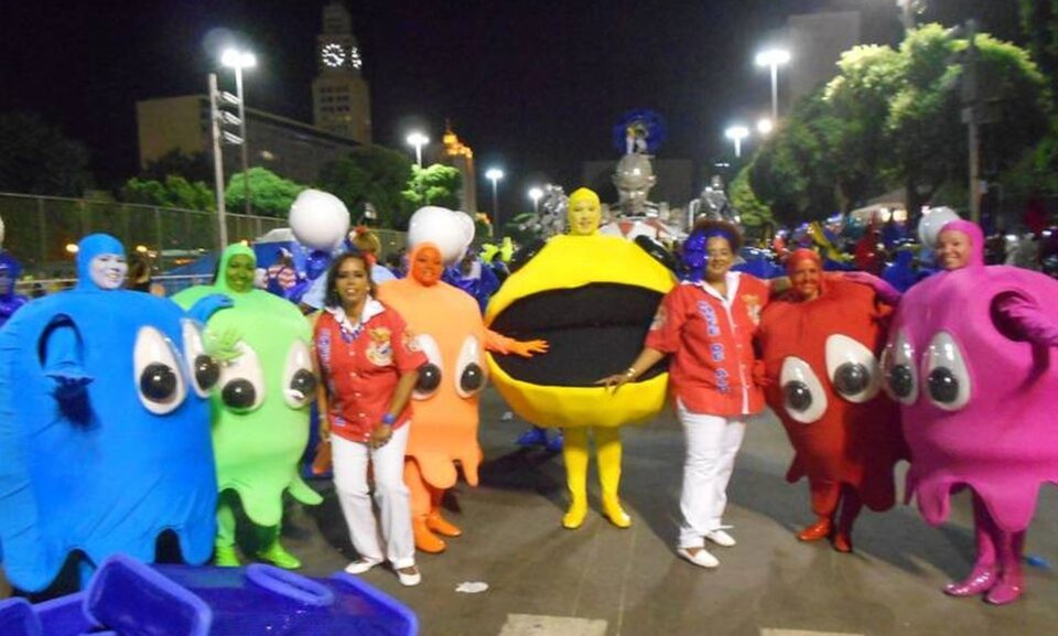 Foto: Romulo Tesi/Band Em 2014, a União da Ilha do Governador fez um desfile sobre brinquedos com uma ala inteira do Pac Man. Fonte: The Enemy