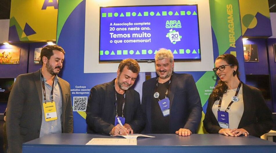 Presidente da Embratur, Marcelo Freixo assina criação de premiação para incentivar promoção turística através dos games. Foto: Renato Vaz/Embratur