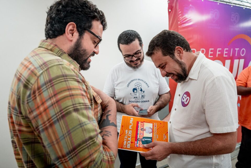 Boulos recebe sua cartilha. Créditos: Leandro Paiva/@leandropaivac