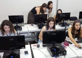 Mulheres e computadores. Foto: Wikimedia Commons