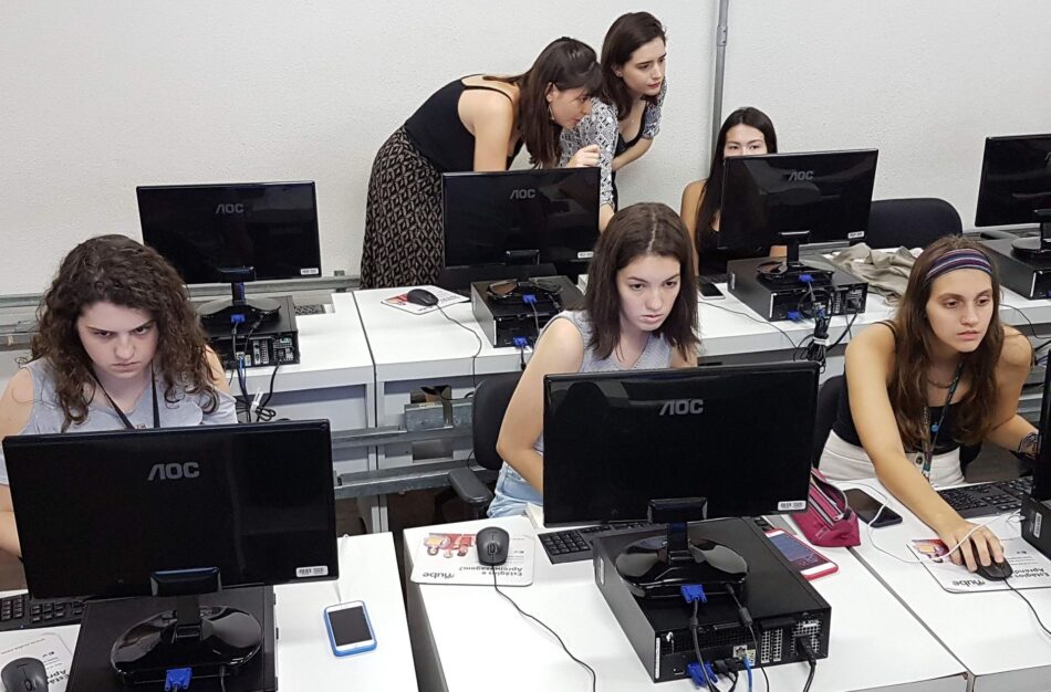 Mulheres e computadores. Foto: Wikimedia Commons