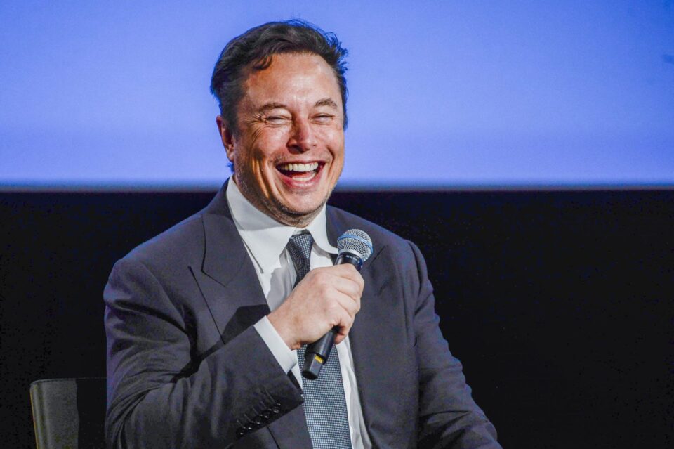 O CEO da Tesla, Elon Musk, sorri enquanto se dirige aos convidados na reunião Offshore Northern Seas 2022 (ONS) em Stavanger, na Noruega: “a crise dos bebês é séria”. Foto Carina Johansen/NTB/AFP