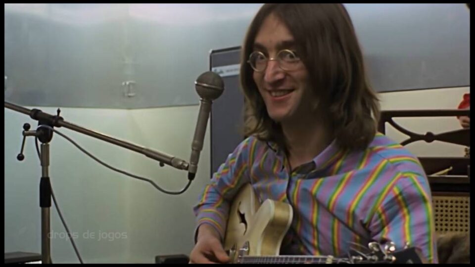 John Lennon em cena do filme 'Get Back', dirigido por Peter Jackson - Reprodução/Montagem Pedro Zambarda/Drops de Jogos