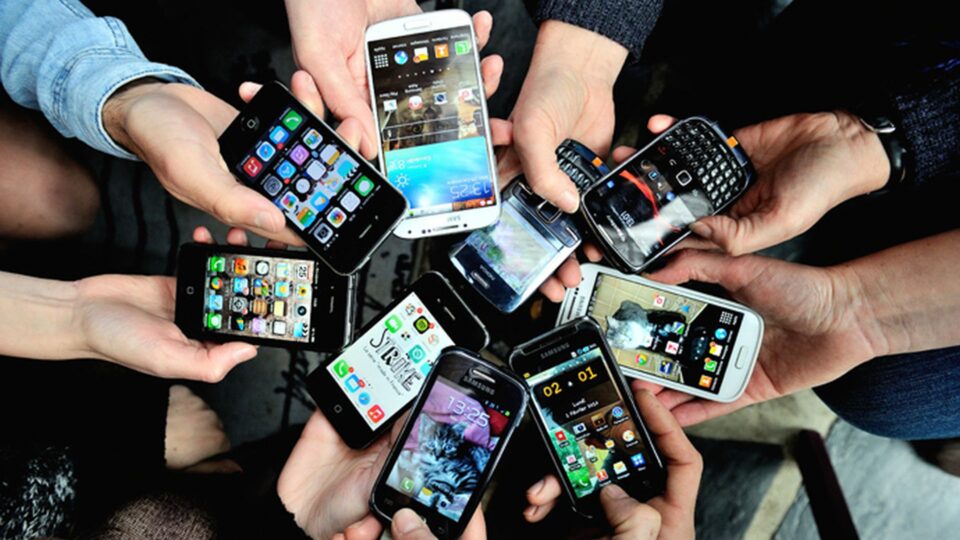 Uso de smartphone. Foto: AFP