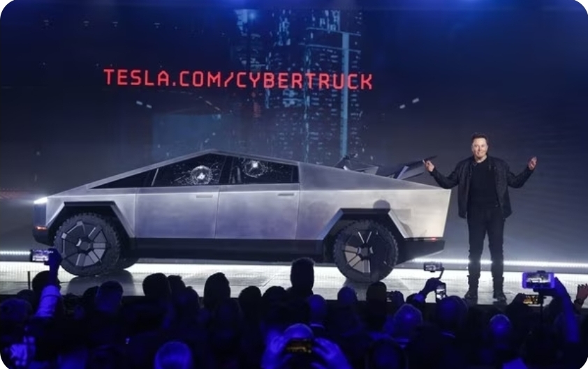 Cybertruck ficou com a janela trincada após impacto de bola de ferro em evento da Tesla em 2019 — Foto: Divulgação/Tesla