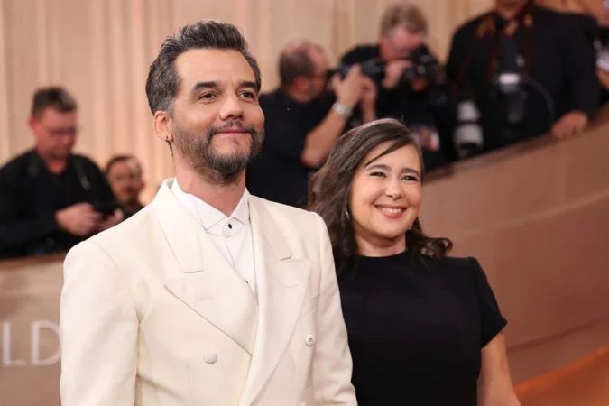 Wagner Moura e a esposa Sandra Delgado no Globo de Ouro 2026 - (crédito: Michael Tran / AFP)