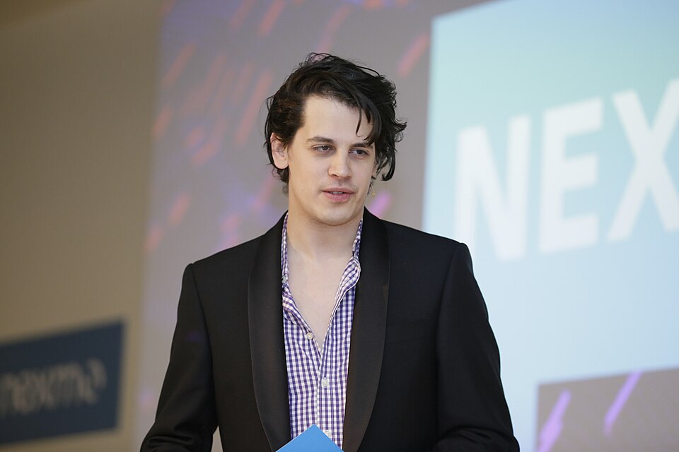 Extremista Milo Yiannopoulos é deportado para o Reino Unido após ser preso pelo ICE de Trump